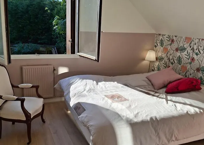 Au Pied De Lille, Parking Prive Inclus Bed & Breakfast *