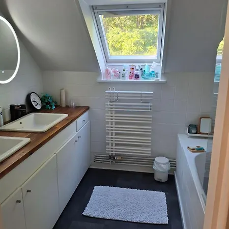 Au Pied De Lille, Parking Prive Inclus Bed & Breakfast *